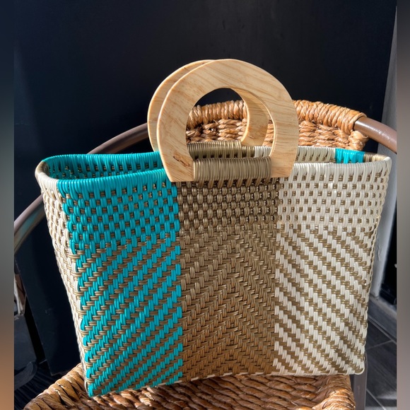 Such a beautiful mix of colors. An elegant and sophisticated handmade tote. - Picture 3 of 10